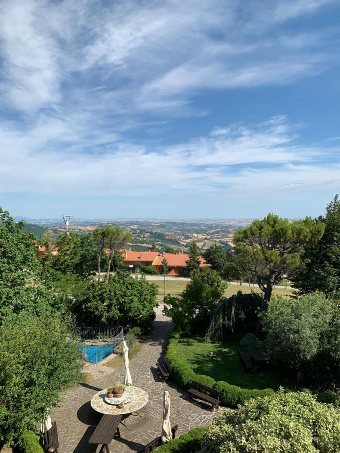 Hotel Tetto Delle Marche - Ristorante Dei Conti チンゴリ エクステリア 写真