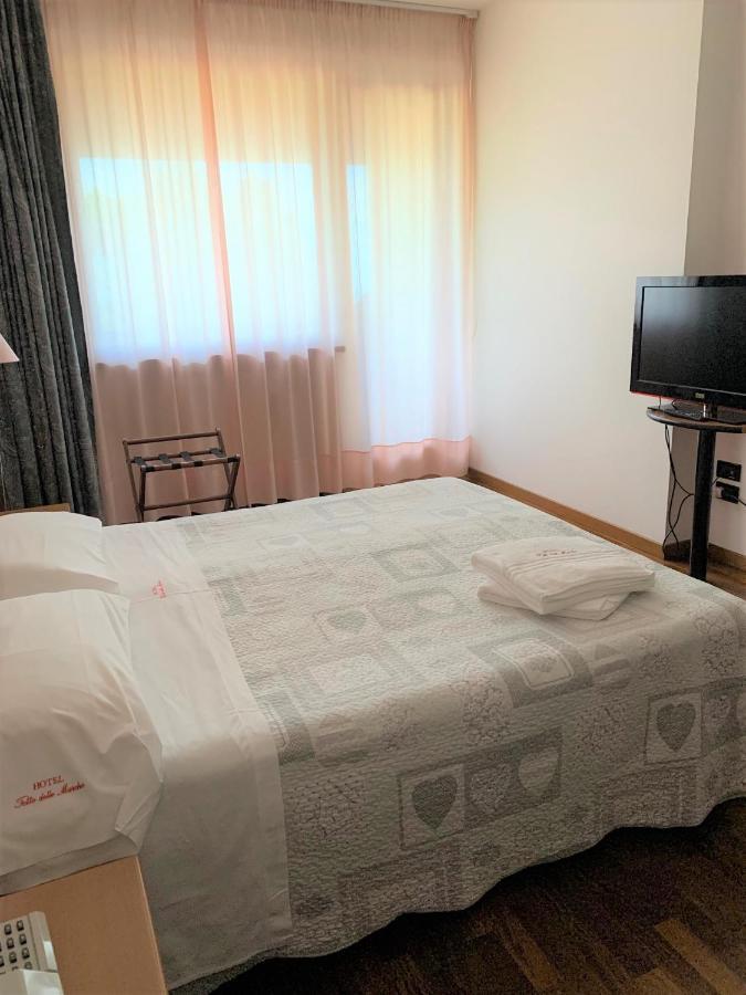 Hotel Tetto Delle Marche - Ristorante Dei Conti チンゴリ エクステリア 写真