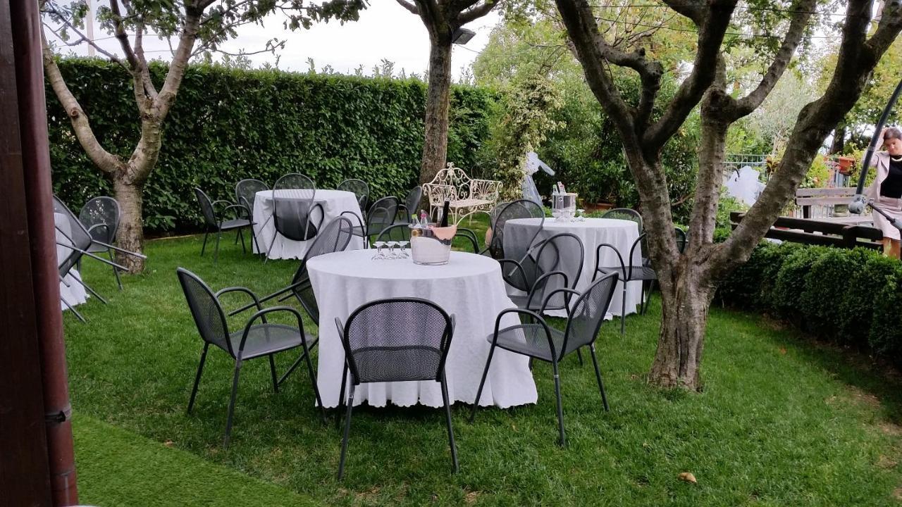 Hotel Tetto Delle Marche - Ristorante Dei Conti チンゴリ エクステリア 写真