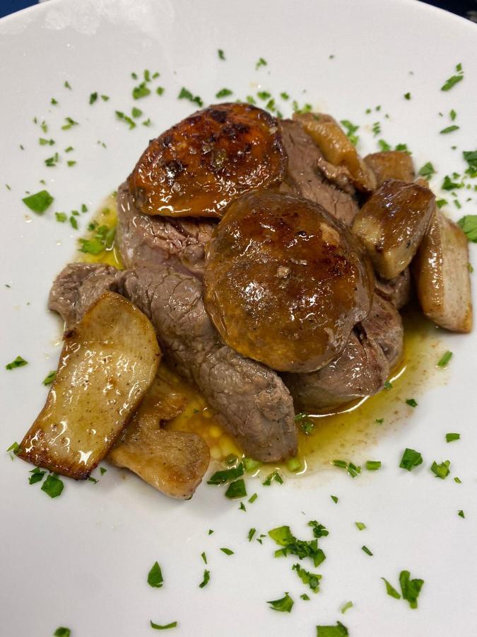 Hotel Tetto Delle Marche - Ristorante Dei Conti チンゴリ エクステリア 写真