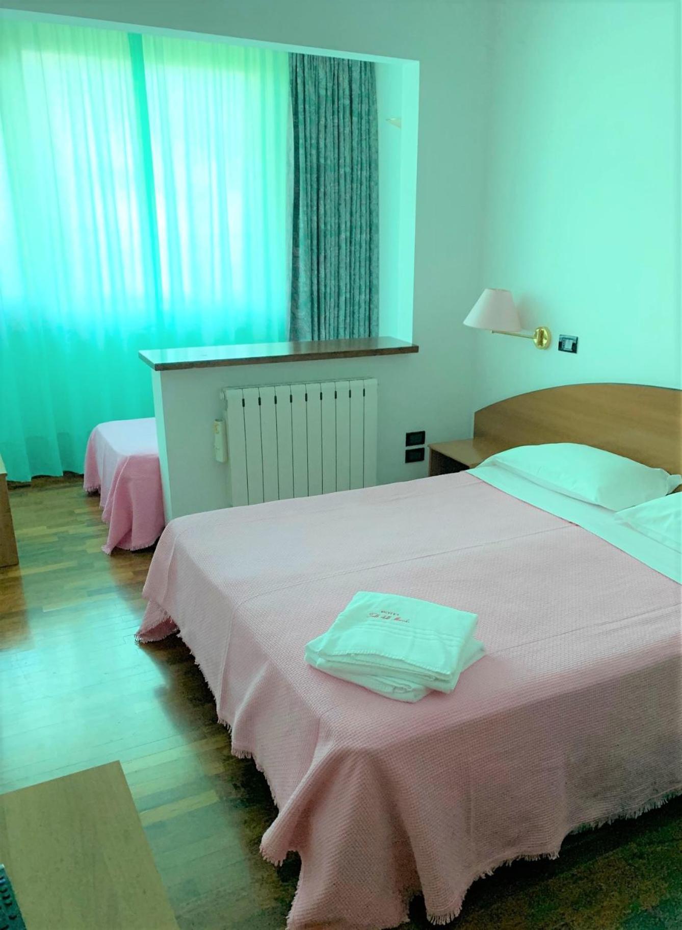 Hotel Tetto Delle Marche - Ristorante Dei Conti チンゴリ 部屋 写真