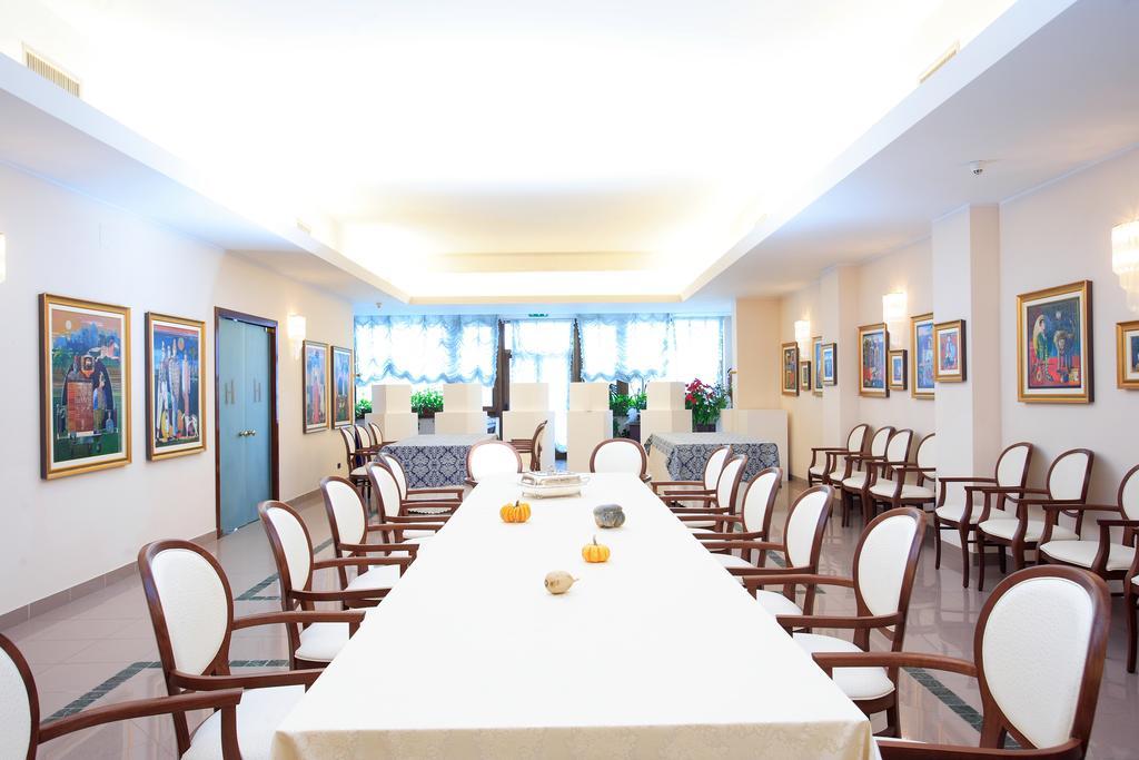 Hotel Tetto Delle Marche - Ristorante Dei Conti チンゴリ エクステリア 写真