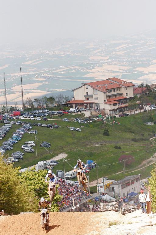 Hotel Tetto Delle Marche - Ristorante Dei Conti チンゴリ エクステリア 写真