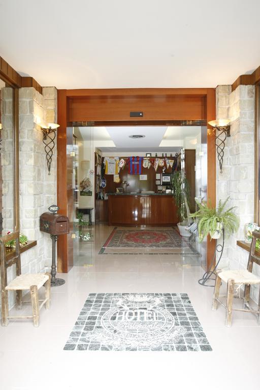 Hotel Tetto Delle Marche - Ristorante Dei Conti チンゴリ エクステリア 写真