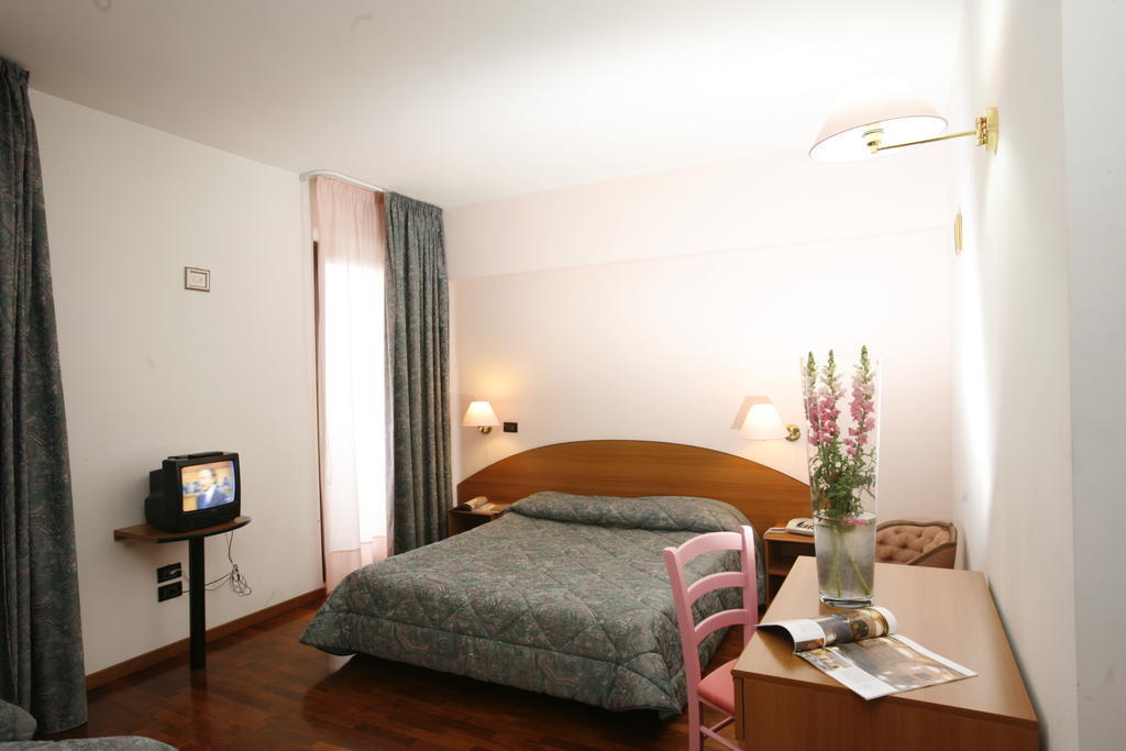 Hotel Tetto Delle Marche - Ristorante Dei Conti チンゴリ 部屋 写真