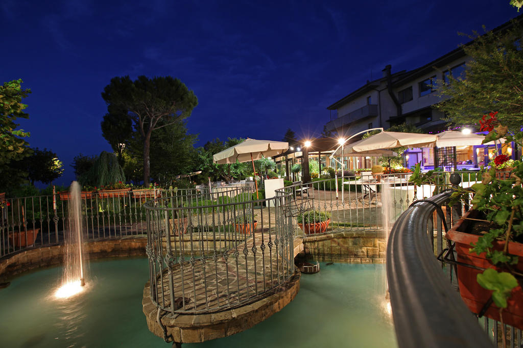 Hotel Tetto Delle Marche - Ristorante Dei Conti チンゴリ エクステリア 写真