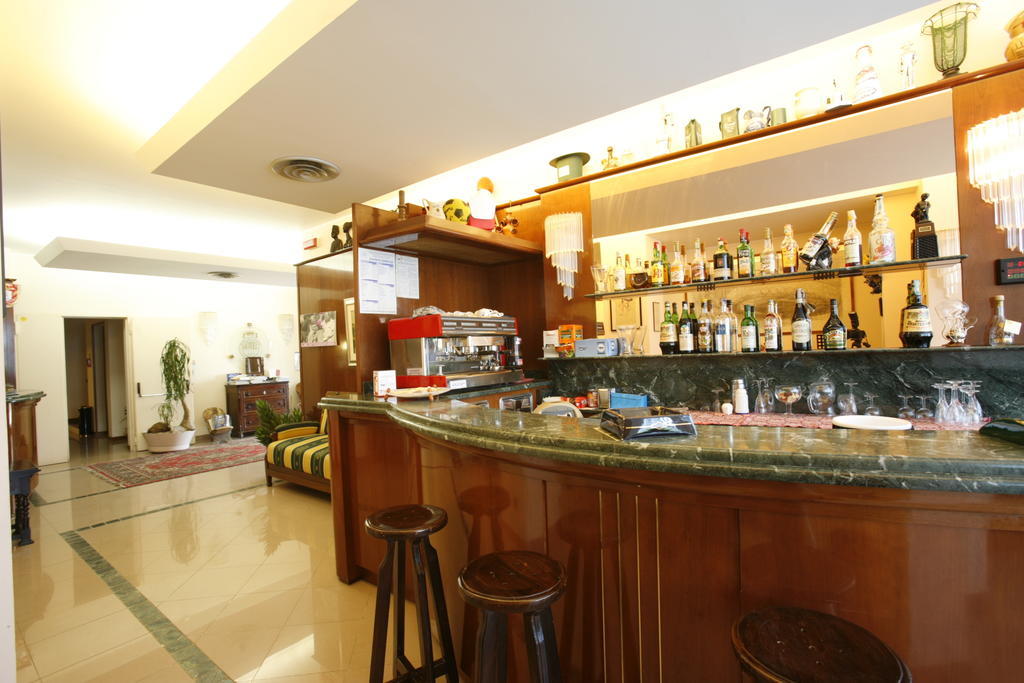 Hotel Tetto Delle Marche - Ristorante Dei Conti チンゴリ エクステリア 写真